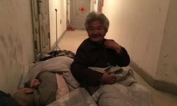 Vợ chồng già ở Trung Quốc phải ngủ ngoài hành lang dù có 5 người con